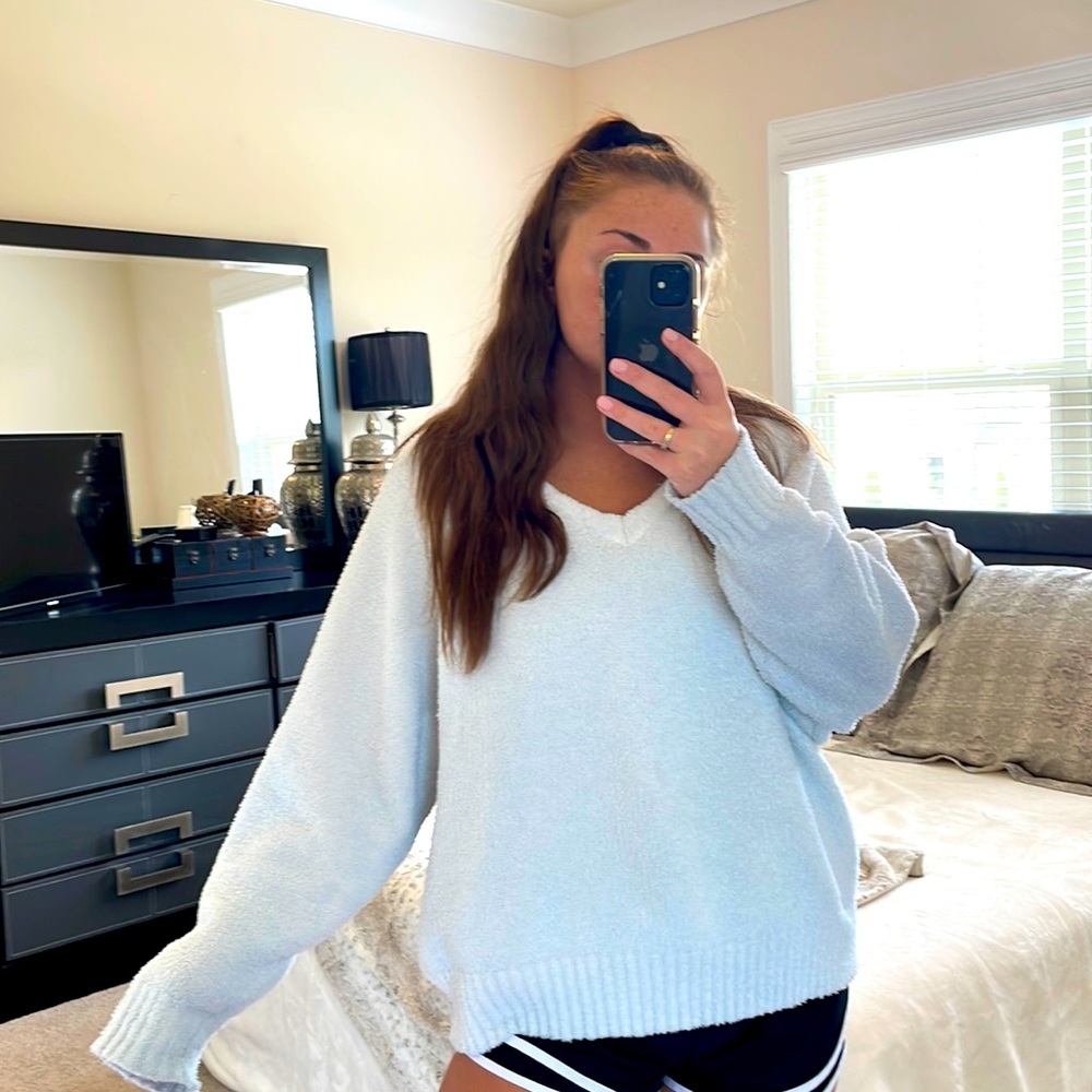 UGG Long Sleeve V-Neck Sleepwear/Sweater RTW